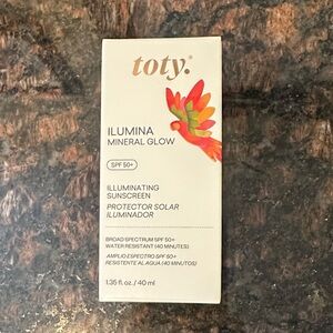 Ilumina Mineral Glow SPF 50+ Sunscreen - White